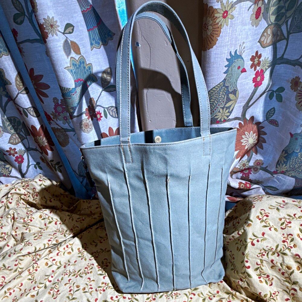LE PAPILLON Women’s Blue Solid Tote Bag Snap Closure Lined Inner Pockets